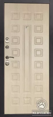 923